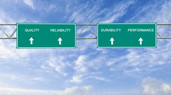 Verkeersbord aan kwaliteit, betrouwbaarheid, prestaties en duurzaamheid — Stockfoto