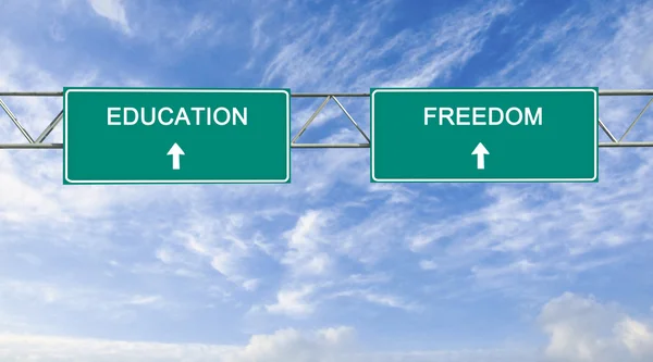 Señal de tráfico hacia la educación y la libertad — Foto de Stock