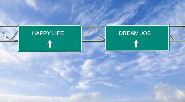 Дорожный знак к работе мечты и счастливой жизни — стоковое фото