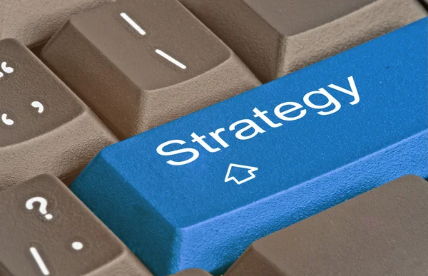 Teclado com chave para estratégia — Fotografia de Stock