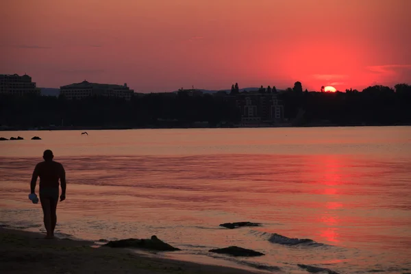 Red sunrise on the beach — Stock Photo, Image