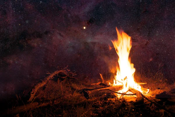 Nachtelijke hemel en kampvuur — Stockfoto