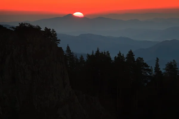 Sol sobre las montañas —  Fotos de Stock