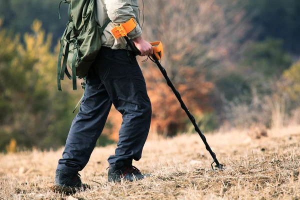 Man and metal detector — Stock Photo, Image