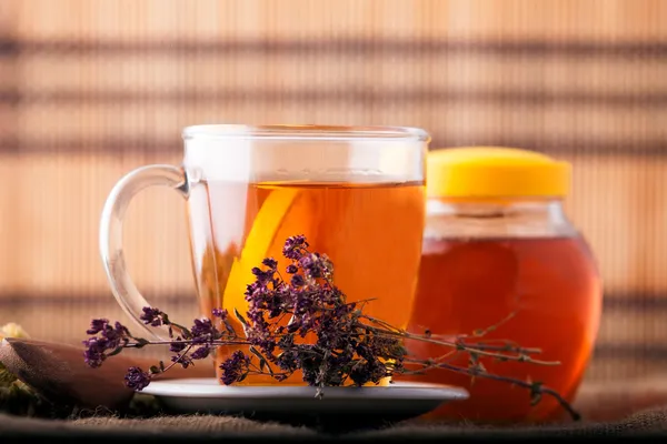 Kräutertee und Honig — Stockfoto