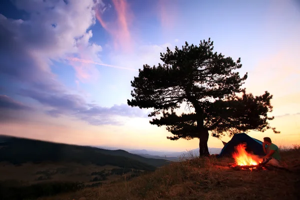 Feu de camp au coucher du soleil — Photo