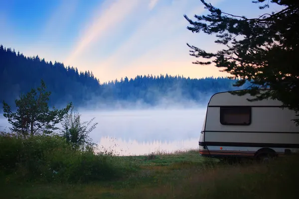 Camper lever de soleil — Photo