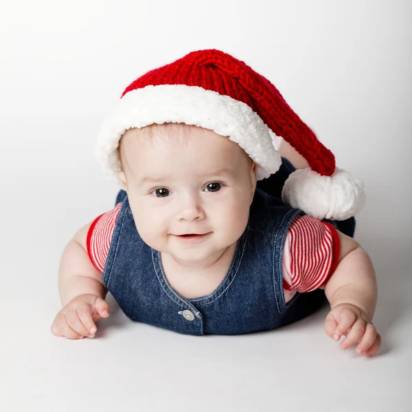 Kleines süßes Baby mit Weihnachtsmann-Kostüm — Stockfoto