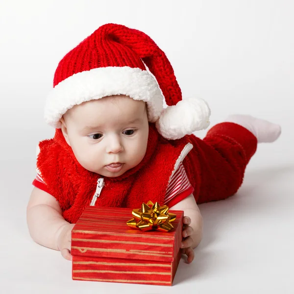 Schattige christmas baby met cadeau — Stockfoto