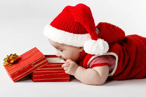 Schattige christmas baby met cadeau — Stockfoto