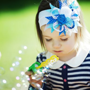 küçük kız kabarcıkları ile oynuyor