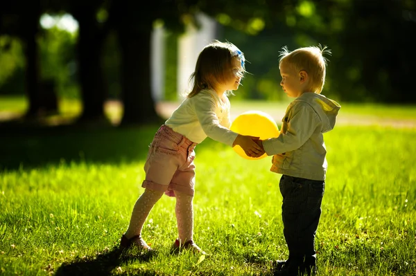 Junge und Mädchen spielen mit Ball — Stockfoto