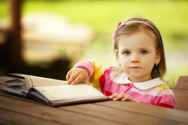 Menina lê um livro — Fotografia de Stock