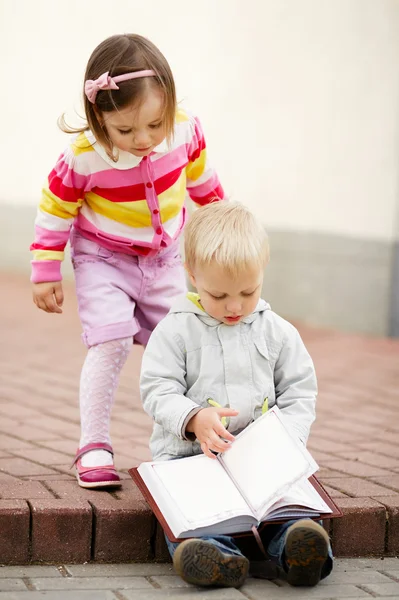 Libro de lectura niño y niña Imágenes de stock libres de derechos