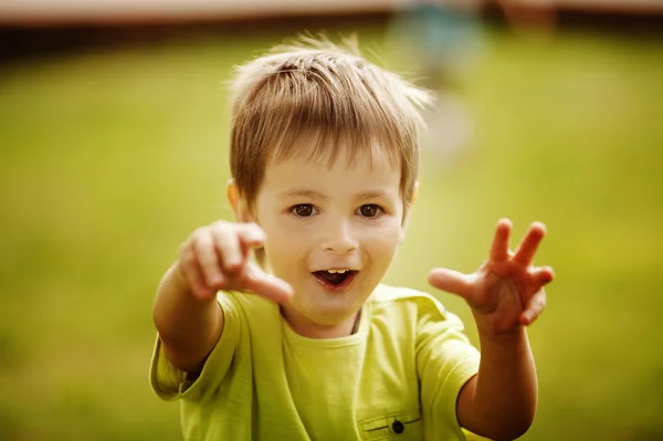 Malý roztomilý chlapec portrét — Stock fotografie