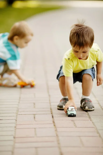 Menino brinca com carro de brinquedo — Fotografia de Stock