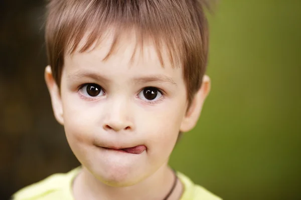 Pequeno retrato bonito menino — Fotografia de Stock