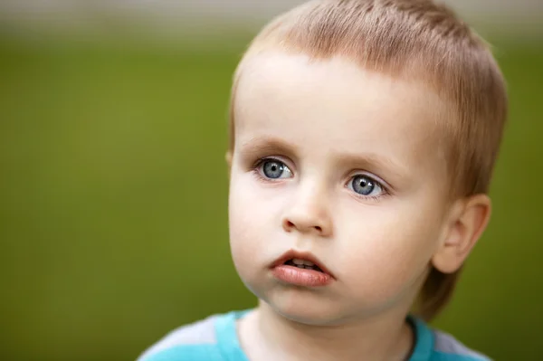 Pequeno retrato bonito menino — Fotografia de Stock