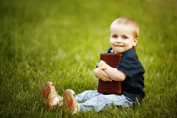 Pequeño niño feliz con libro —  Fotos de Stock