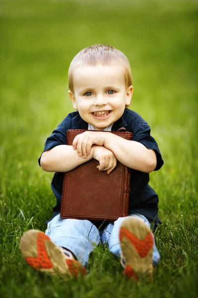 Маленький щасливий хлопчик з книгою — стокове фото