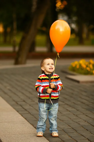 Маленький смішний хлопчик з повітряною кулею — стокове фото