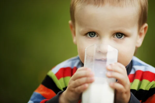 Kleiner Junge mit Glas Milch — Stockfoto