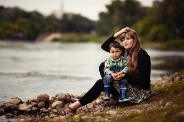 Anne ile oğlu kenarı