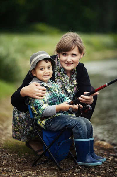 Foto di piccolo ragazzo pesca — Foto Stock
