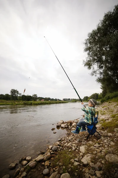 Küçük çocuğun balık tutarken fotoğrafı. — Stok fotoğraf