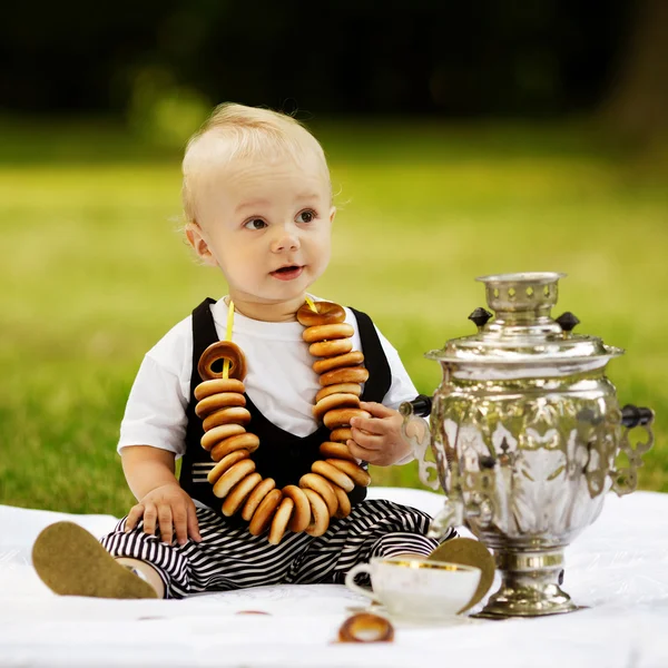 Niño pequeño con rosquillas —  Fotos de Stock