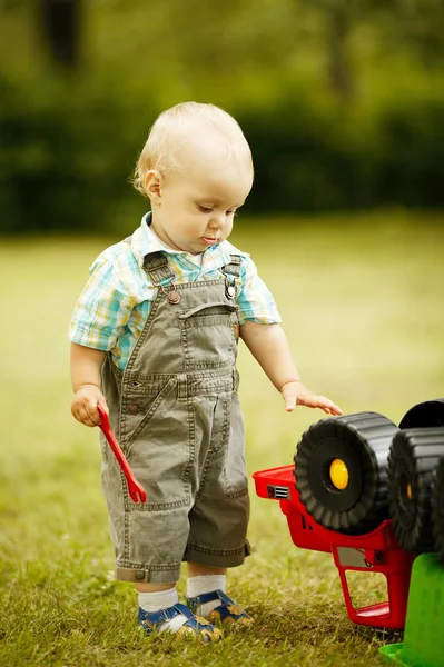 Kleine jongen reparaties speelgoedauto — Stockfoto