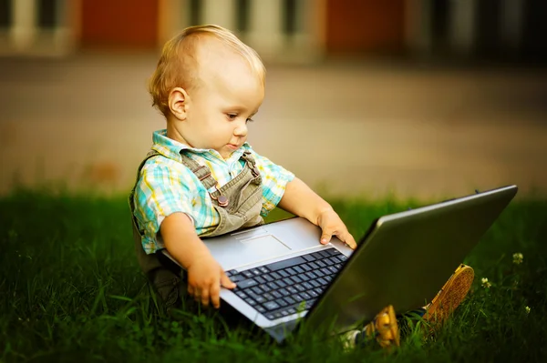 Παιδί με laptop — Φωτογραφία Αρχείου