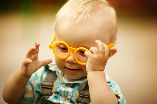 Menino com óculos — Fotografia de Stock