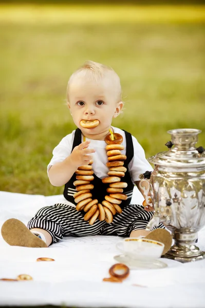 Little boy with bagels — Stock Photo, Image