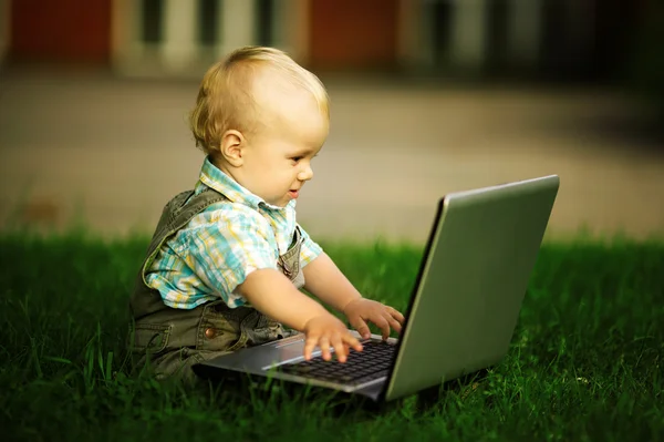 Criança com laptop — Fotografia de Stock