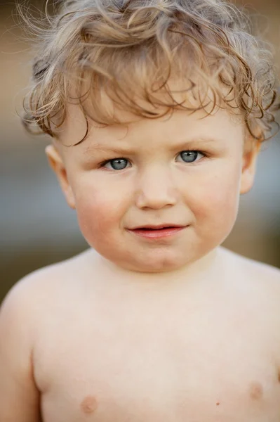 Маленький милый мальчик с вьющимися волосами — стоковое фото