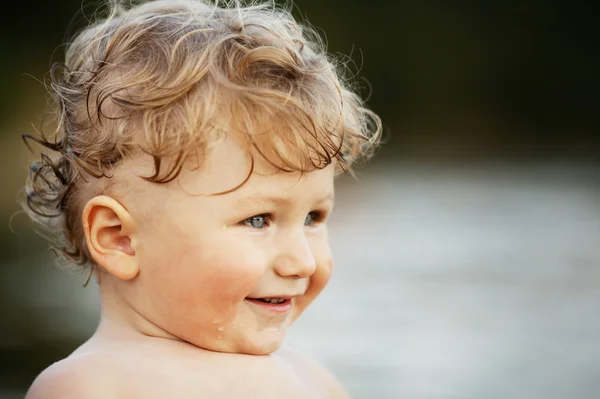 Malý roztomilý chlapec s kudrnatými vlasy — Stock fotografie