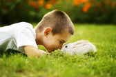 Kleiner Junge mit Kaninchen