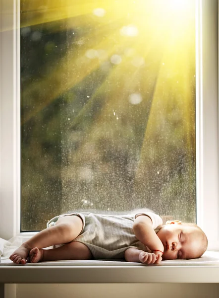 Bebê dormindo em cobertor branco na janela — Fotografia de Stock