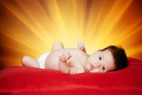 Weinig schattige baby met zonneschijn achtergrond — Stockfoto