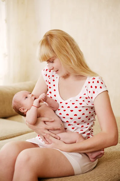 Ung mor kramar barn — Stockfoto
