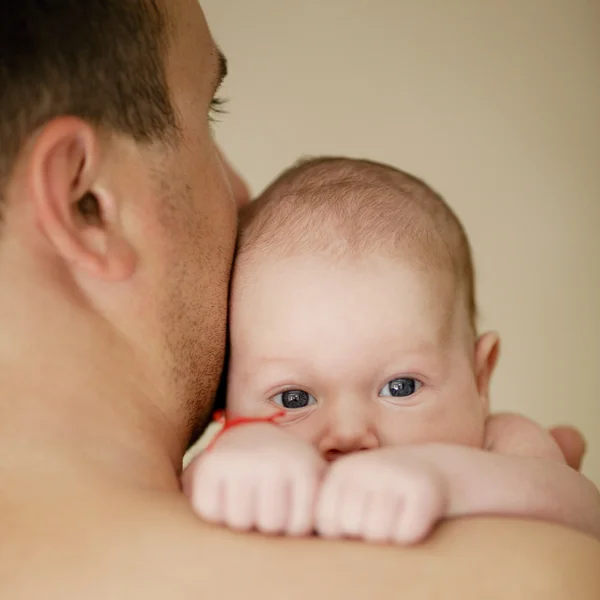 Ευτυχία μωρό στα χέρια πατέρες — Φωτογραφία Αρχείου