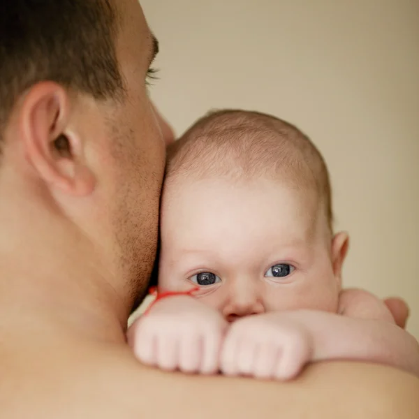 Lycka baby på fäder händerna — Stockfoto