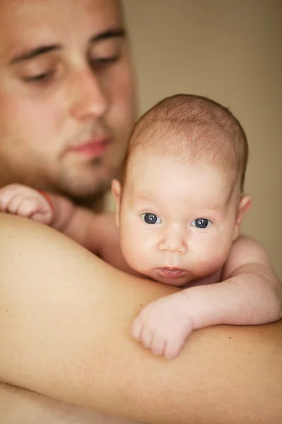 Младенец на отцовских руках — стоковое фото