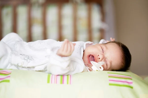 Bellissimo neonato sdraiato nel suo letto — Foto Stock