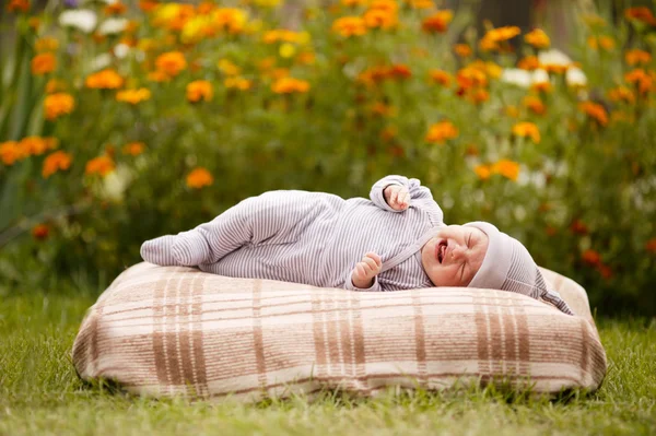 Pequeno bebê adormecido doce ao ar livre — Fotografia de Stock