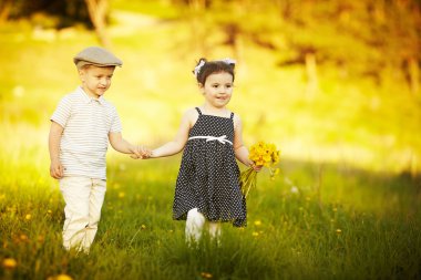 sevimli erkek ve kız yaz alanında