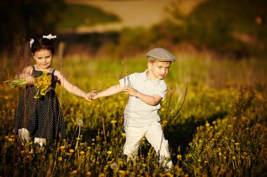 sevimli erkek ve kız yaz alanında