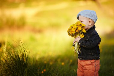 dandelions ile şirin küçük çocuk