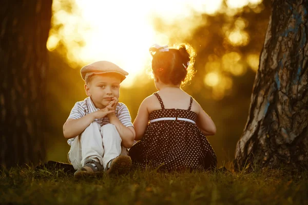 Pequeno sério menino e menina — Fotografia de Stock